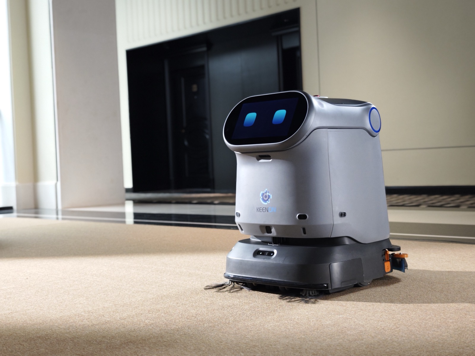 KEENON KLEENBOT C40 på teppet i en hotellgang